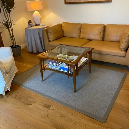 Zentrales Mit 2 Schlafzimmer Und Parkplatz Ruhig Und Schnelles Internet *