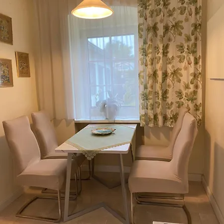 Mitte 1 Schlafzimmer Und 1 Schlafkabinett Parken Im Garten *