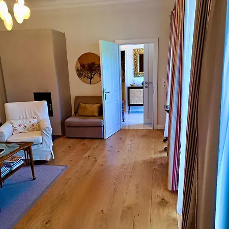 Mitte 2 Schlafzimmer Ruhig Mit Carport Und Garten Steyr